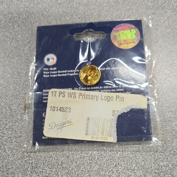 World Series 2017 Gold Lapel Pin - Picture 2 of 2